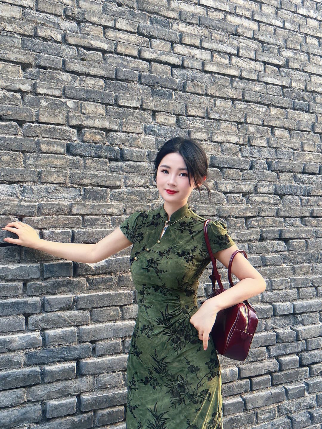 第一次穿旗袍，墨绿色真的太显白显气质了