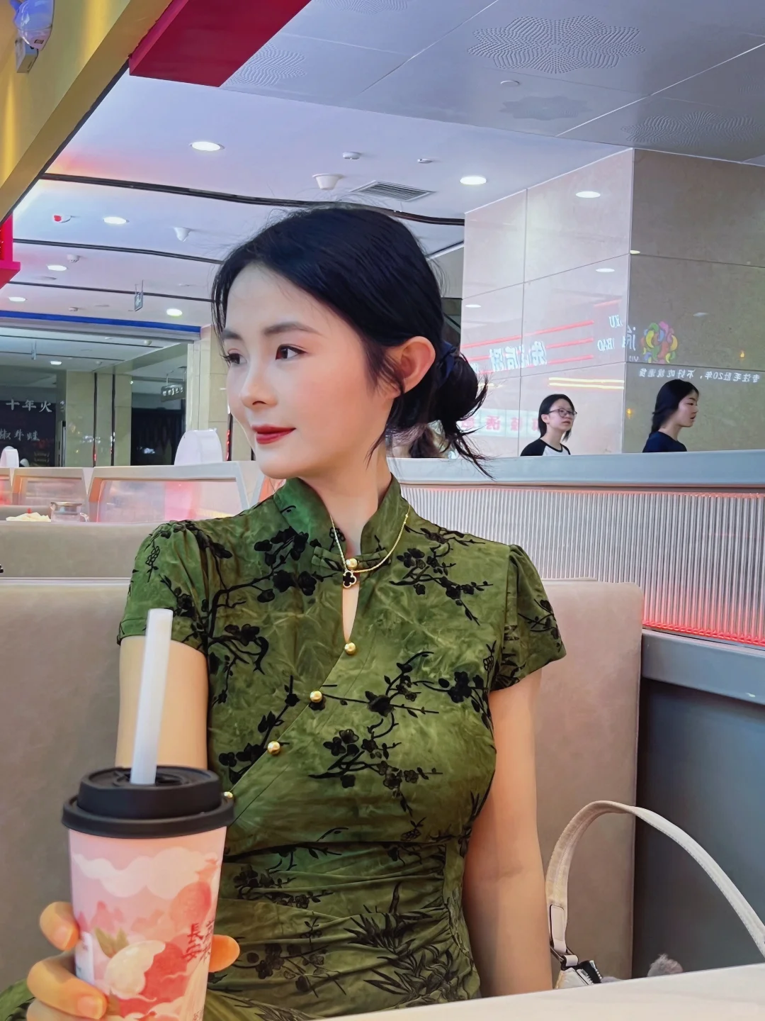 第一次穿旗袍，墨绿色真的太显白显气质了