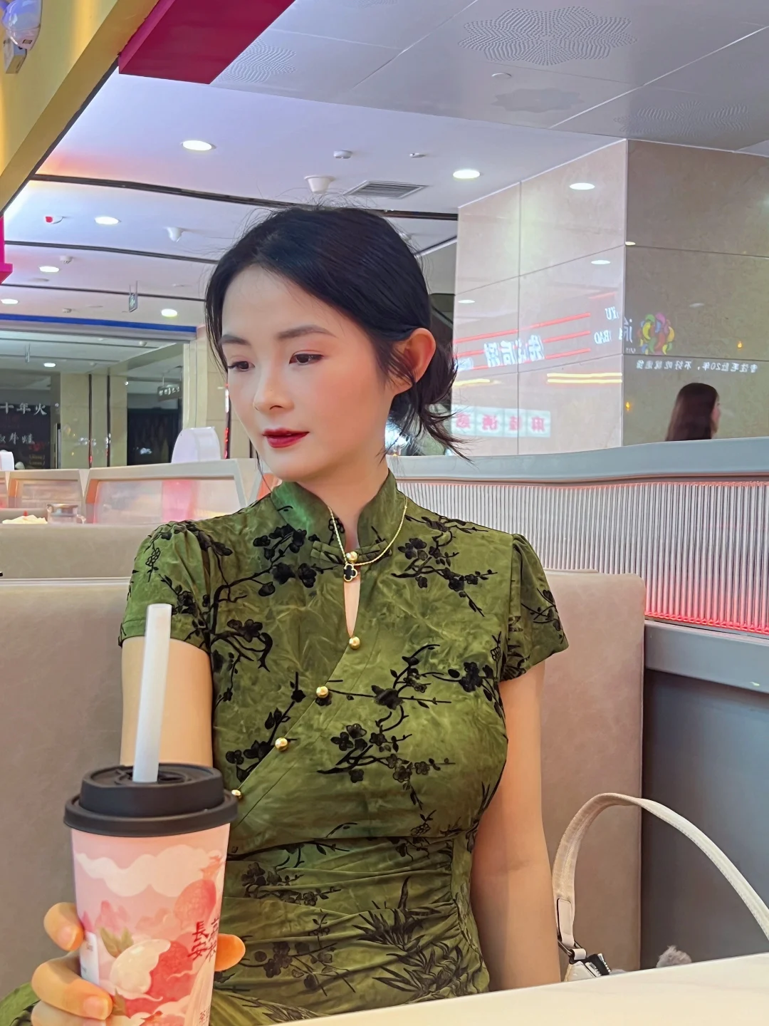 第一次穿旗袍，墨绿色真的太显白显气质了