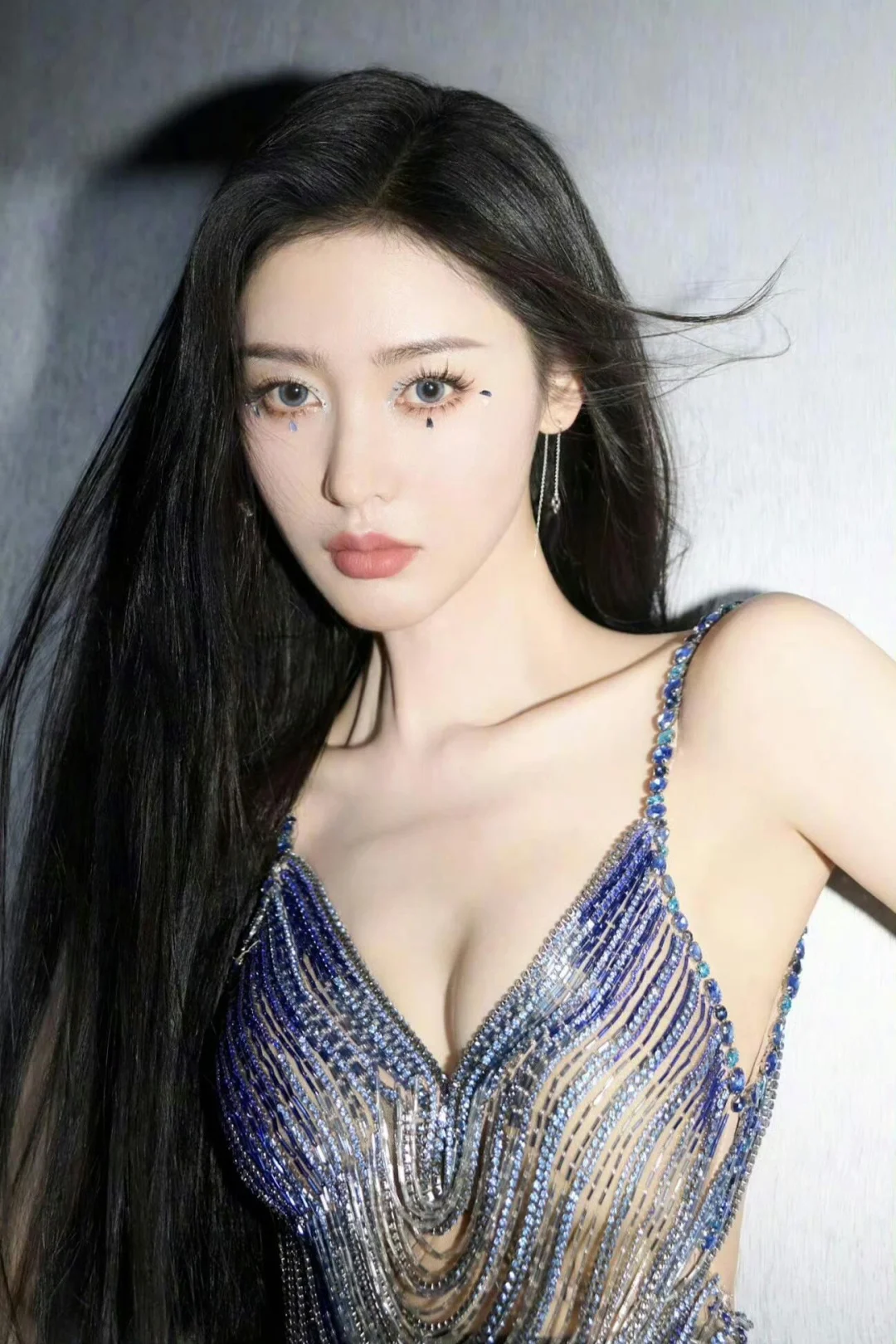 性感精灵张天爱，深V裙演绎极致诱惑！