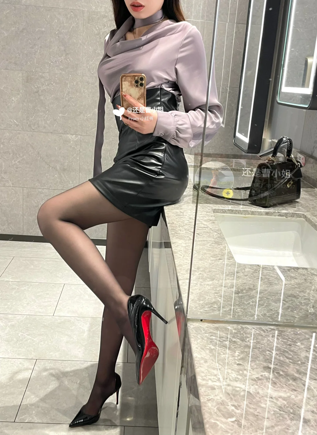 紫色衬衫配皮裙 有点女王范儿