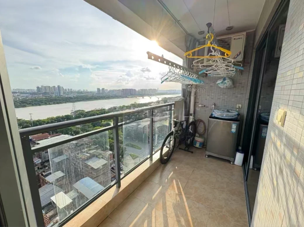 市中心江景128w，现82w!有人接吗。