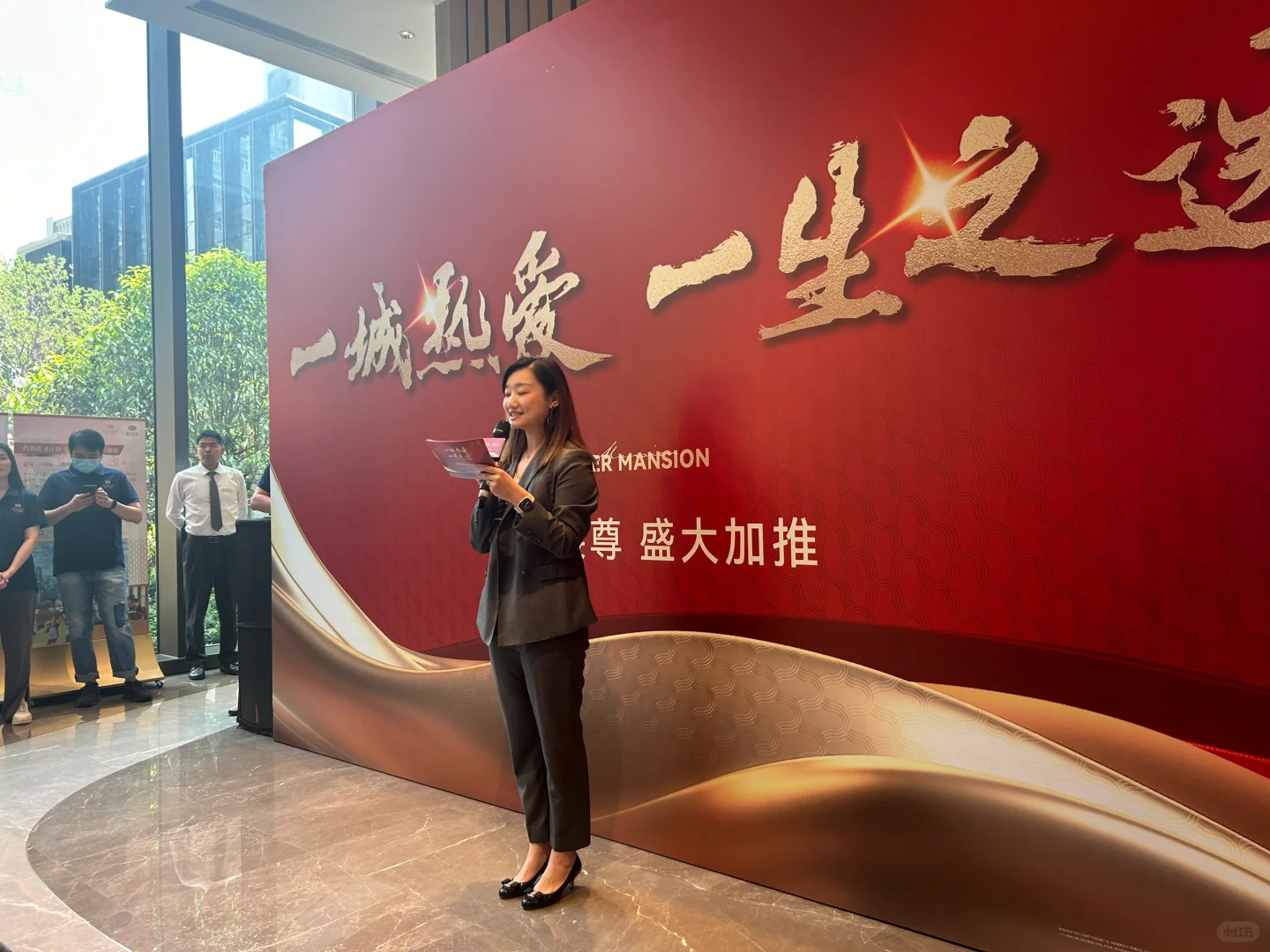 在武汉好久没有见到这么火爆的购房现场了