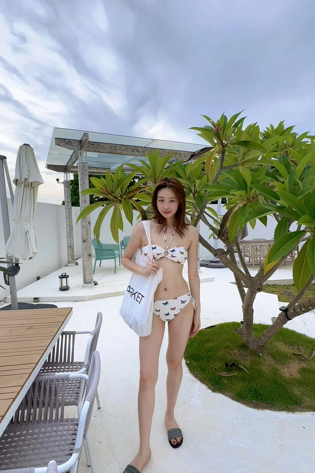 在热烈自由的海岛穿上了比基尼👙
