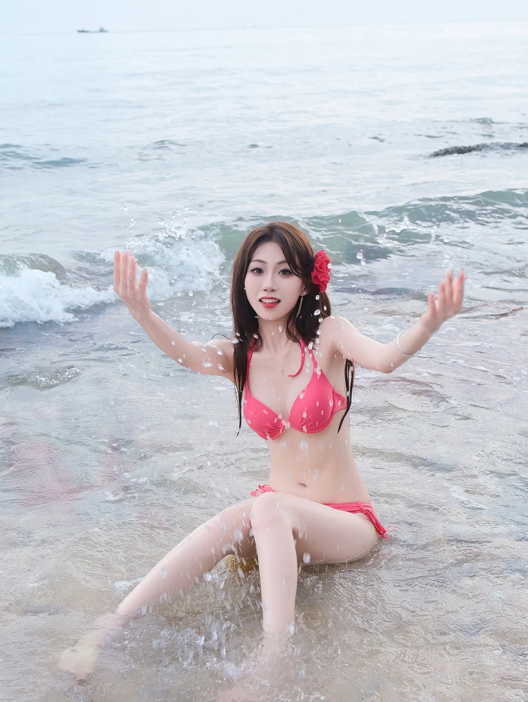 来海边当然就是为了穿比基尼拍好看的照片了
