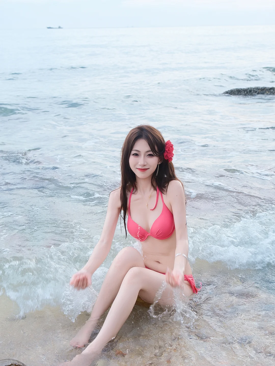 来海边当然就是为了穿比基尼拍好看的照片了