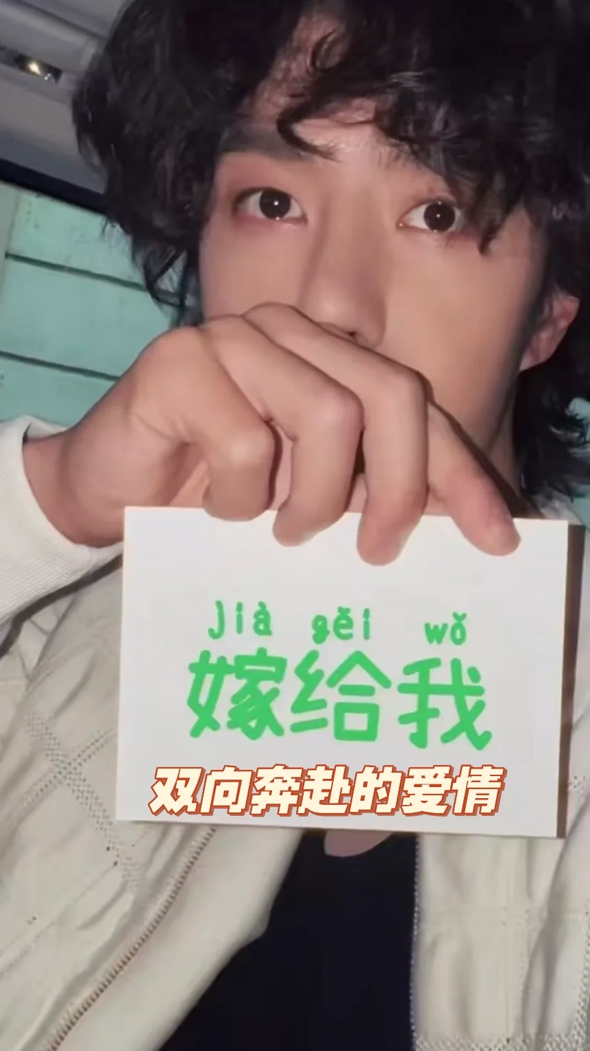 这挑眉式媚眼算是稳稳接住了