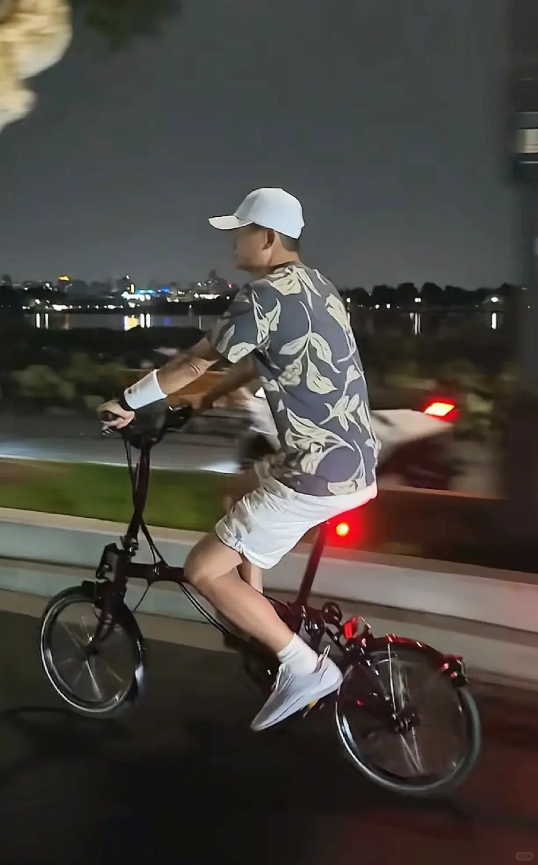 马云骑车夜游杭州西湖，美女激动搭讪