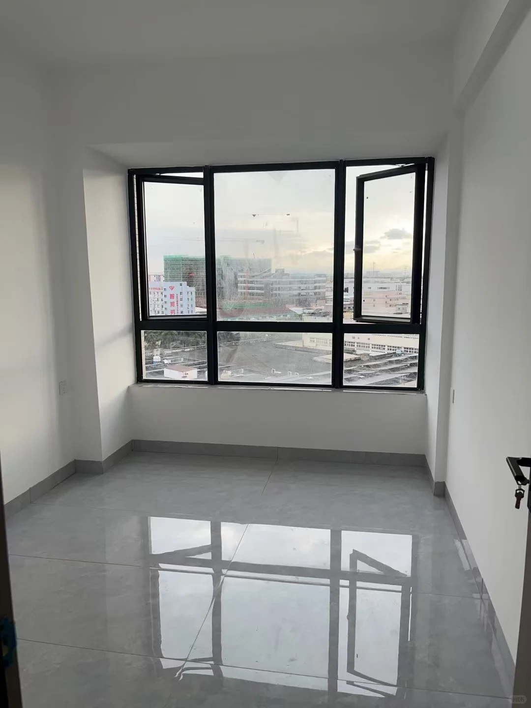房屋全新装修 一天没有入住 送全屋全新家电