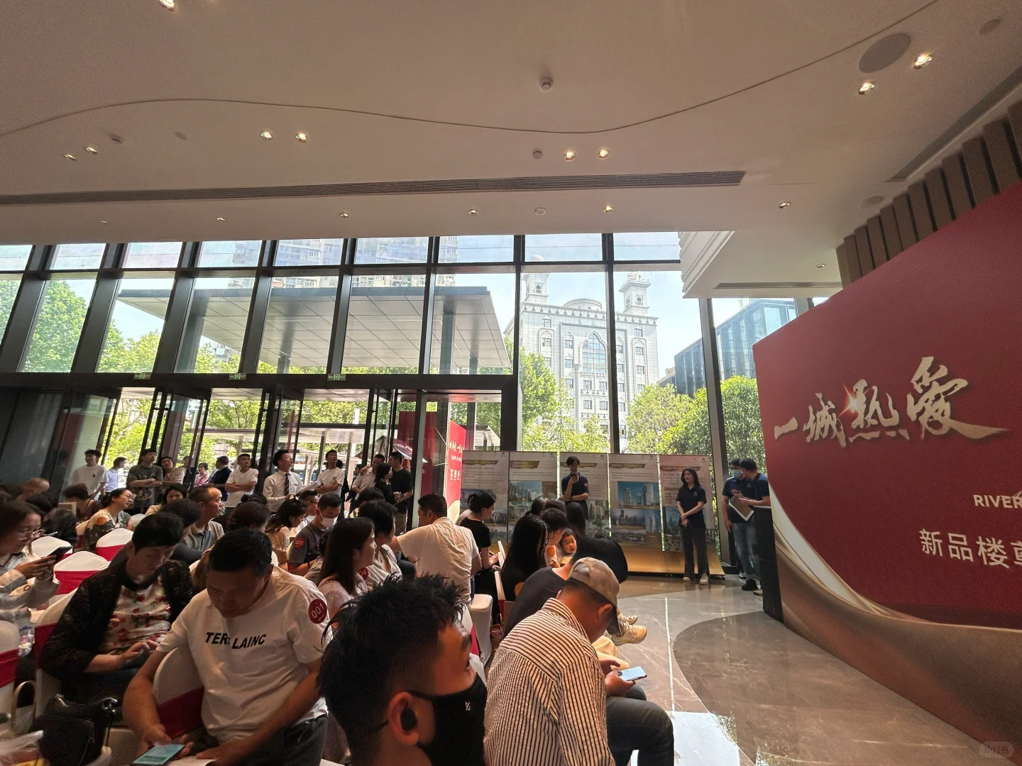 在武汉好久没有见到这么火爆的购房现场了