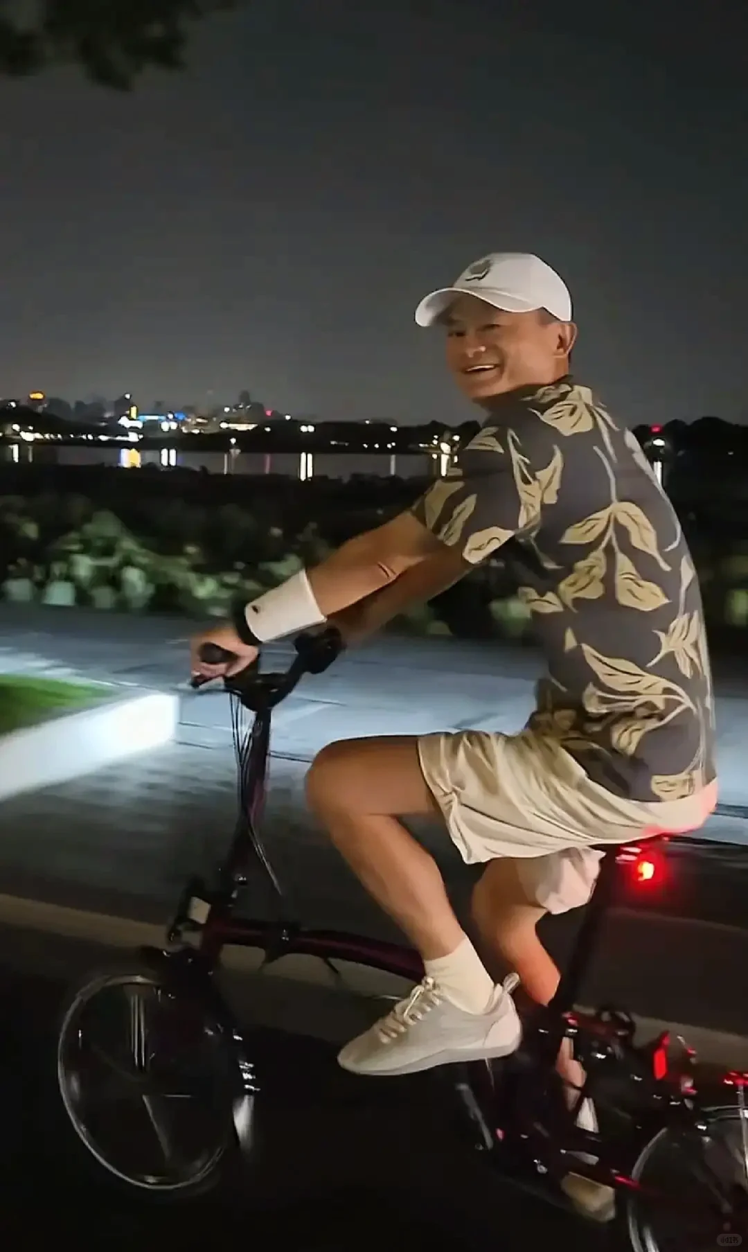 马云骑车夜游杭州西湖，美女激动搭讪