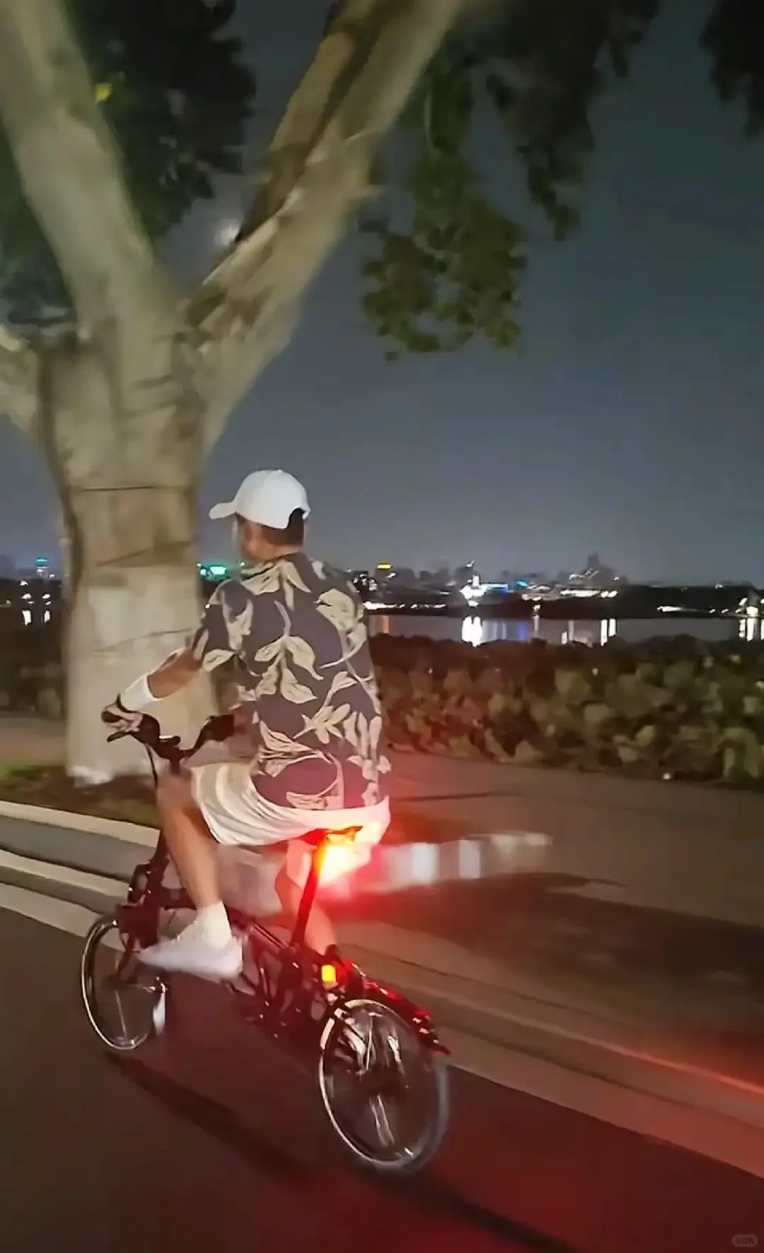 马云骑车夜游杭州西湖，美女激动搭讪