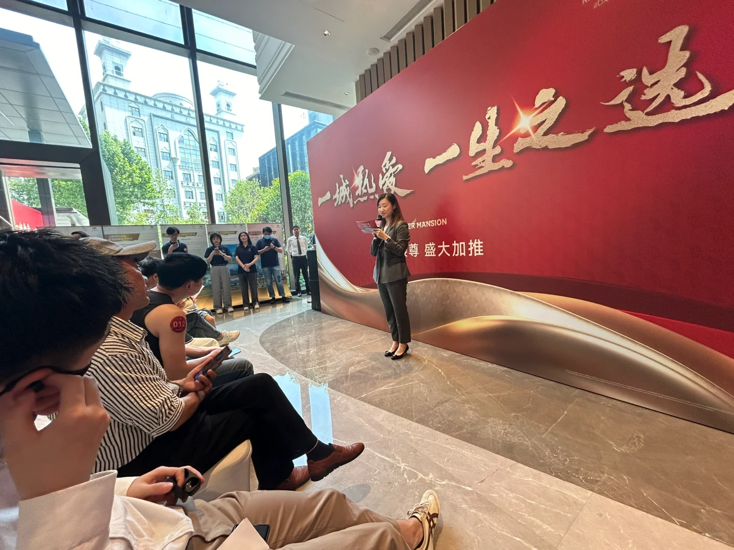 在武汉好久没有见到这么火爆的购房现场了