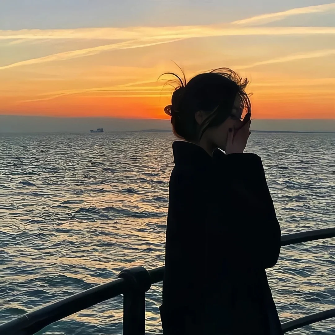 海边背影女头
