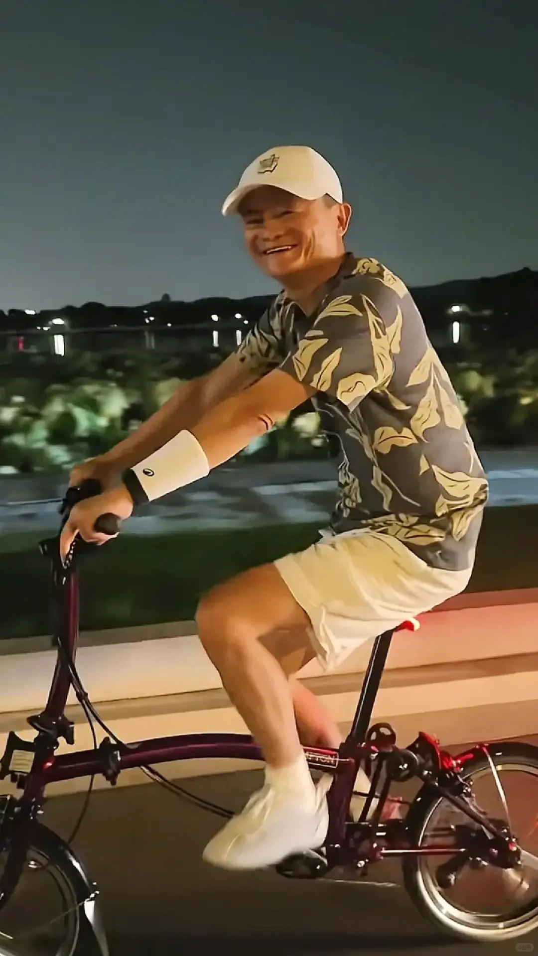 马云骑车夜游杭州西湖，美女激动搭讪