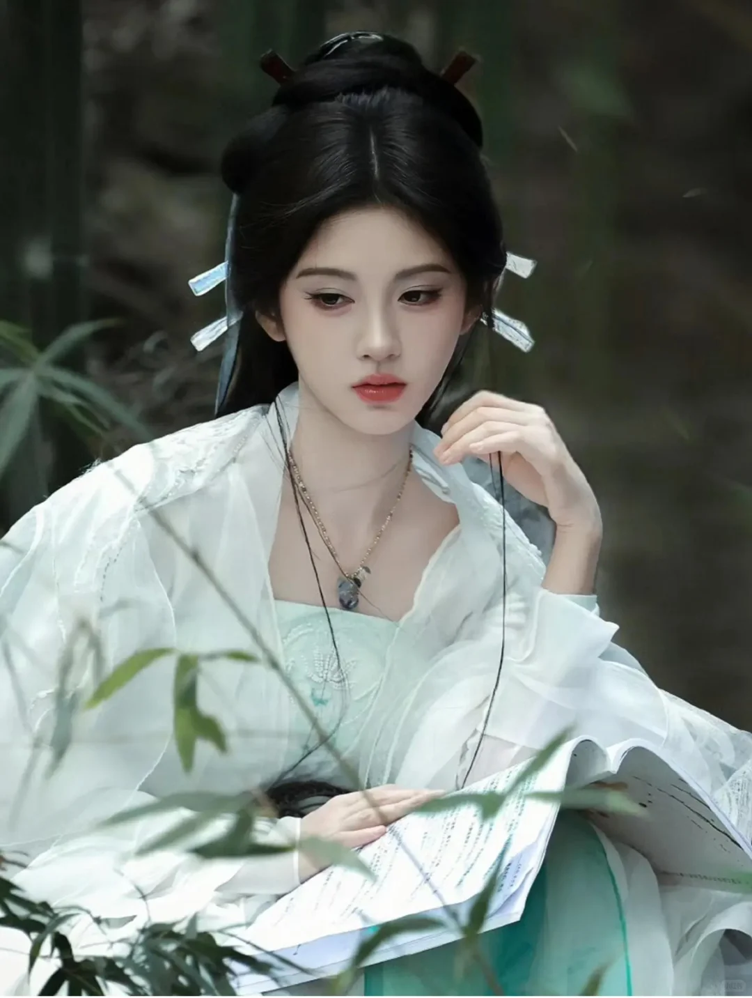 鞠婧祎，内娱独一份的清纯妩媚风