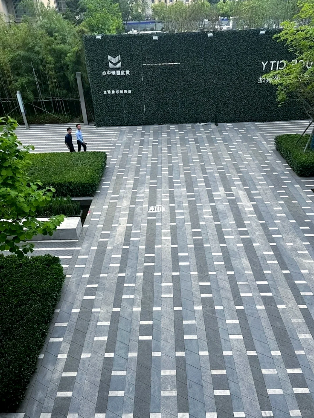 卷得飞起的地产，铺装也不能幸免