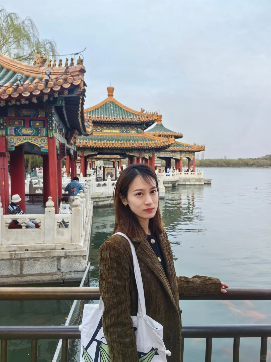 在？看看美女。