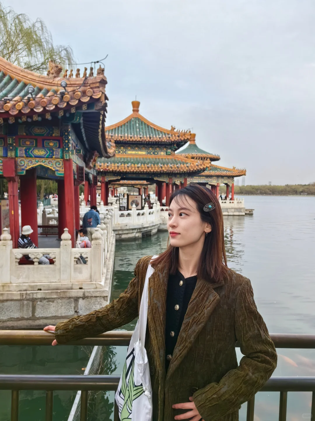 在？看看美女。
