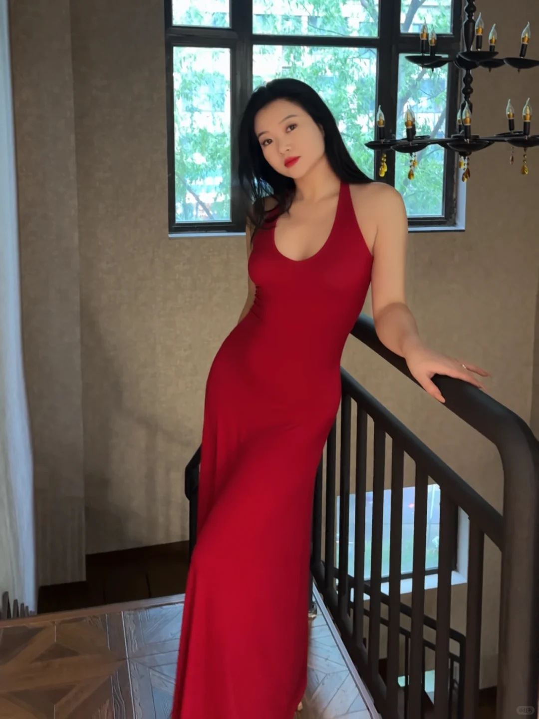度假看到穿露背红裙的美女。