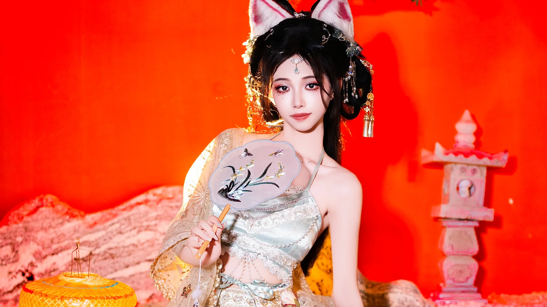 步履款款似弱柳扶风，眼眸流转如秋水含星
