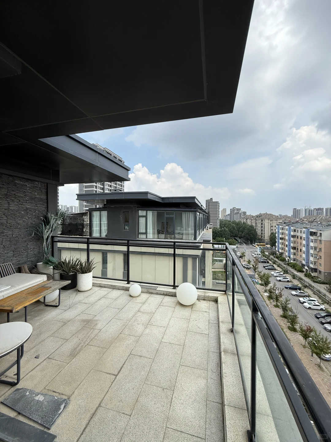 电梯洋房🏡顶楼出租，220㎡ 三室两卫 带阳台