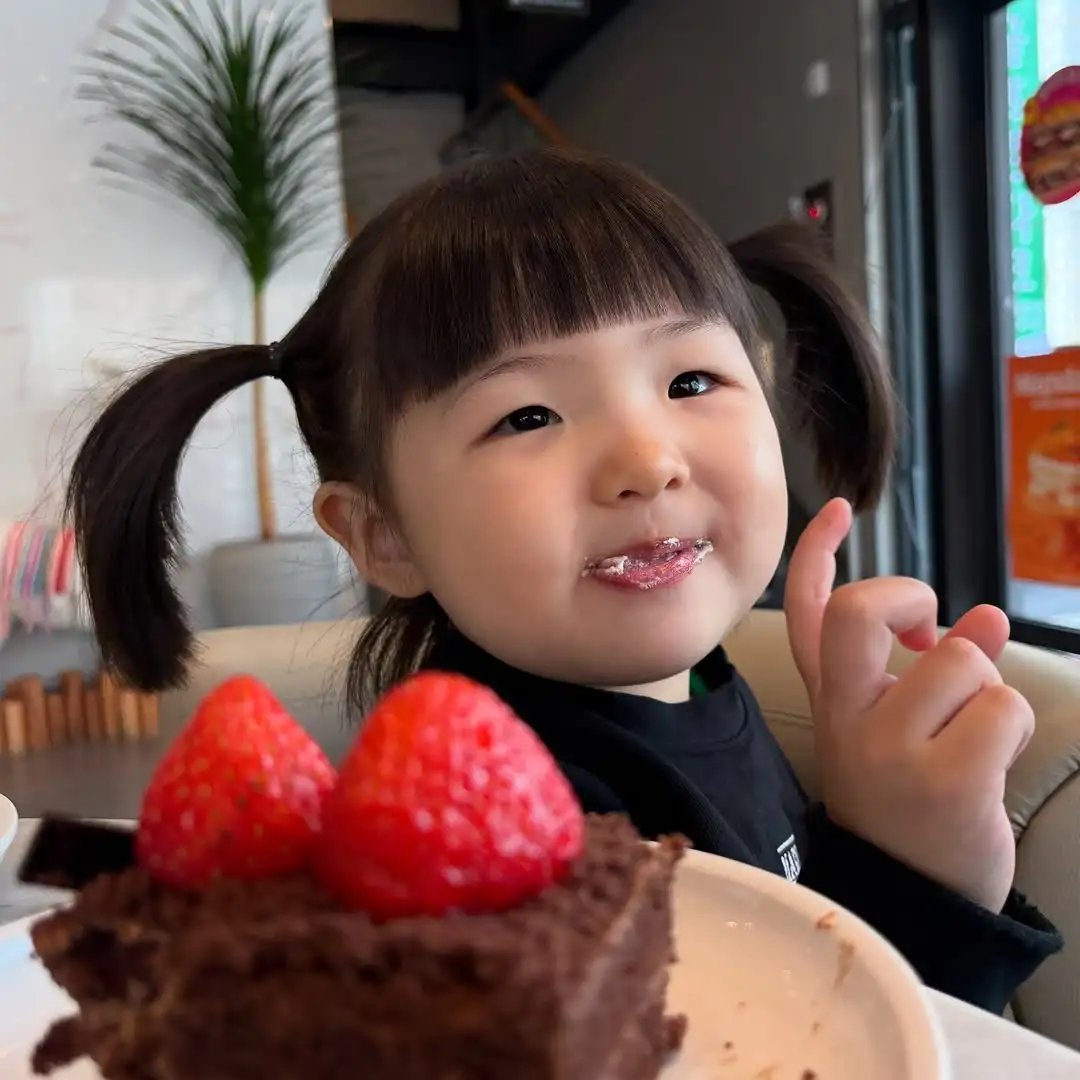 原文：젠이 오늘 어린이집 안갔지롱~ 케이크 먹방🍰~