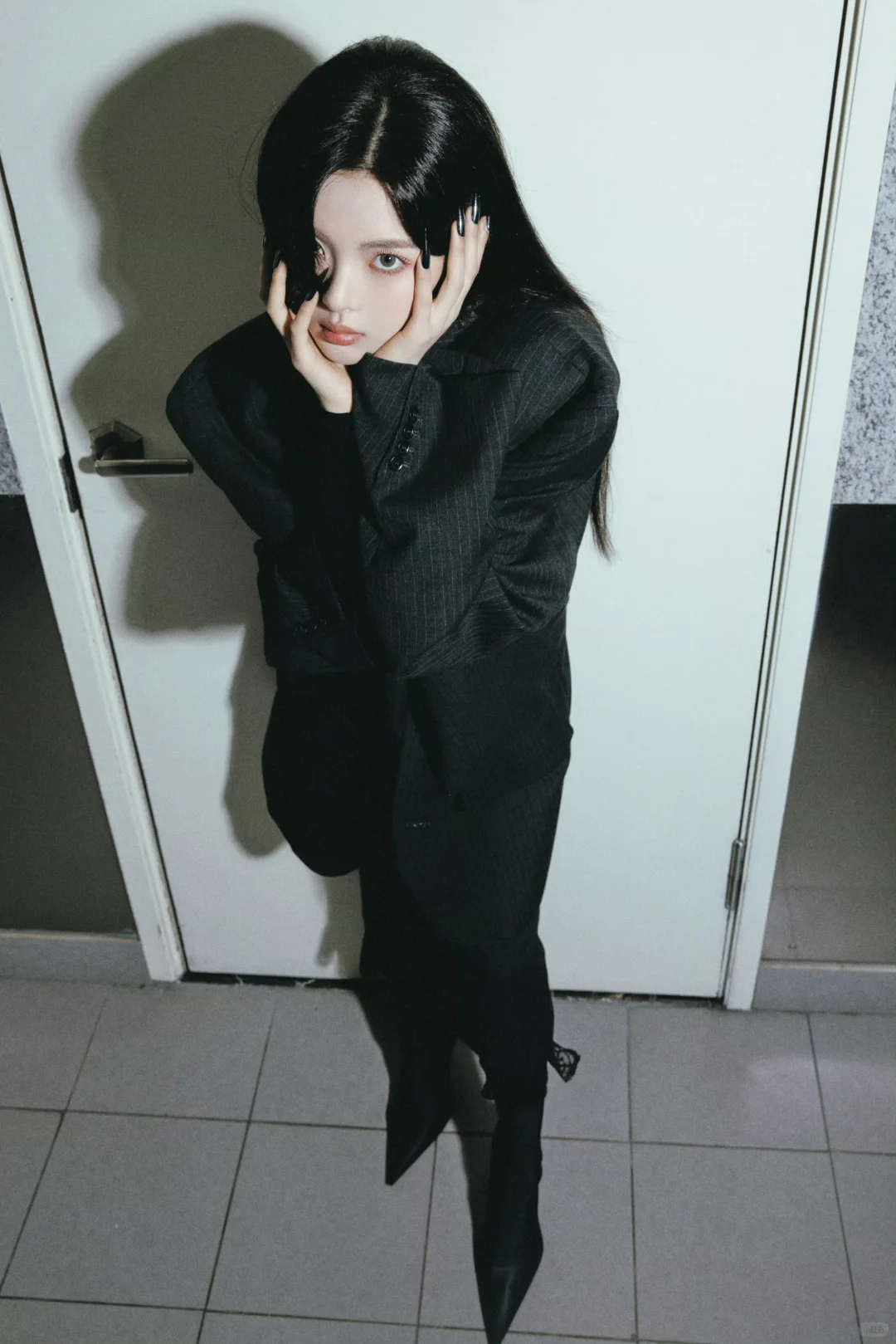 杨超越西服御姐风，气场全开