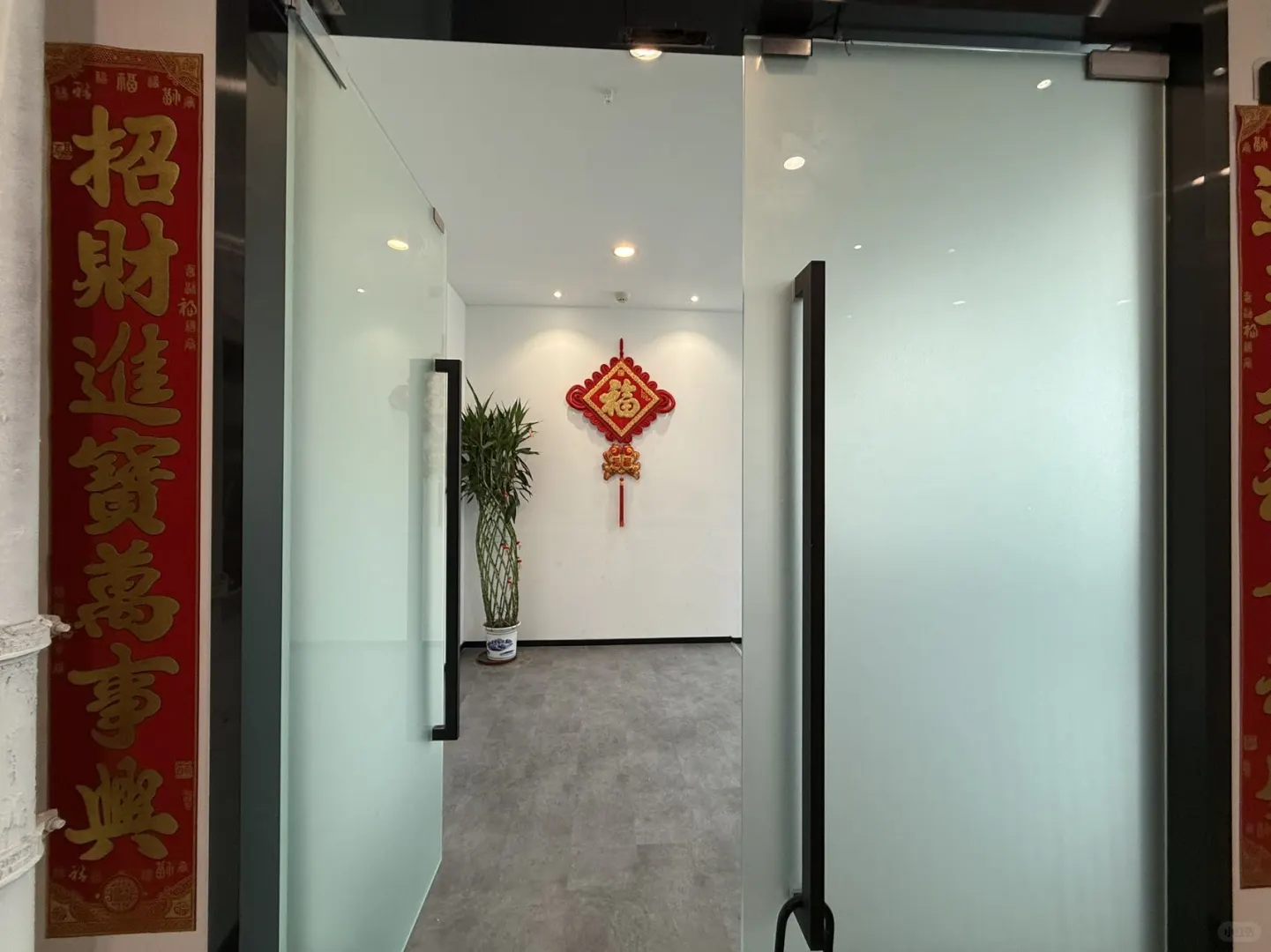 ✨打工人狂喜！市中心200㎡精装办公室藏不住啦