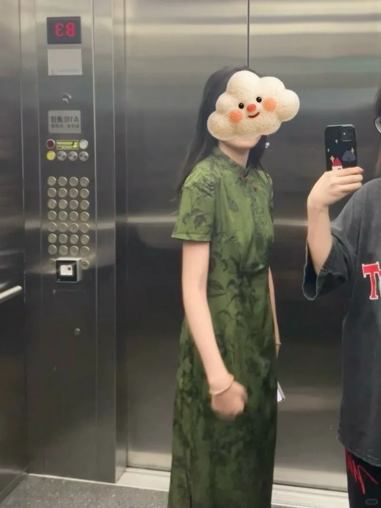 都是穿旗袍，果然普通人和明星有壁...?
