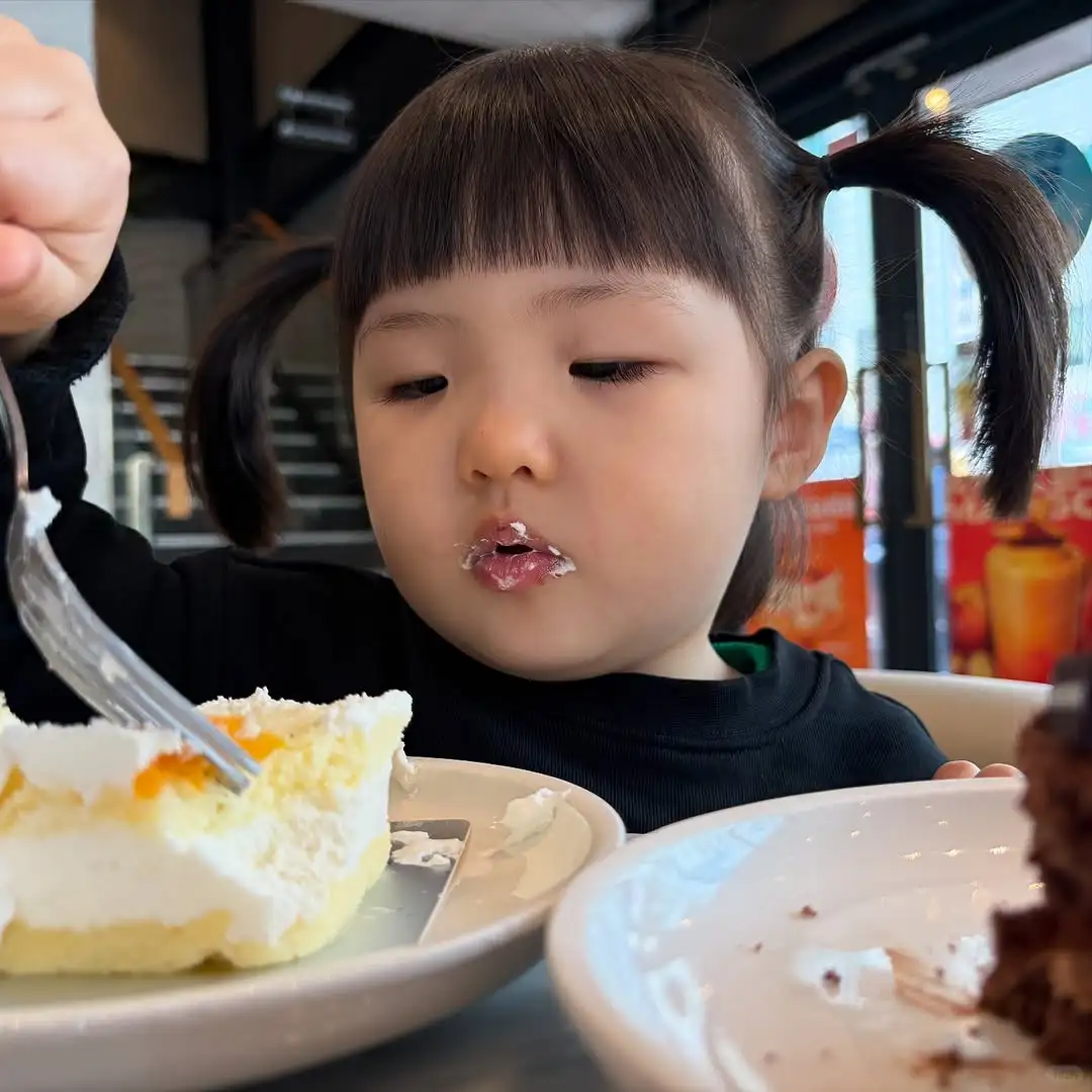 原文：젠이 오늘 어린이집 안갔지롱~ 케이크 먹방🍰~