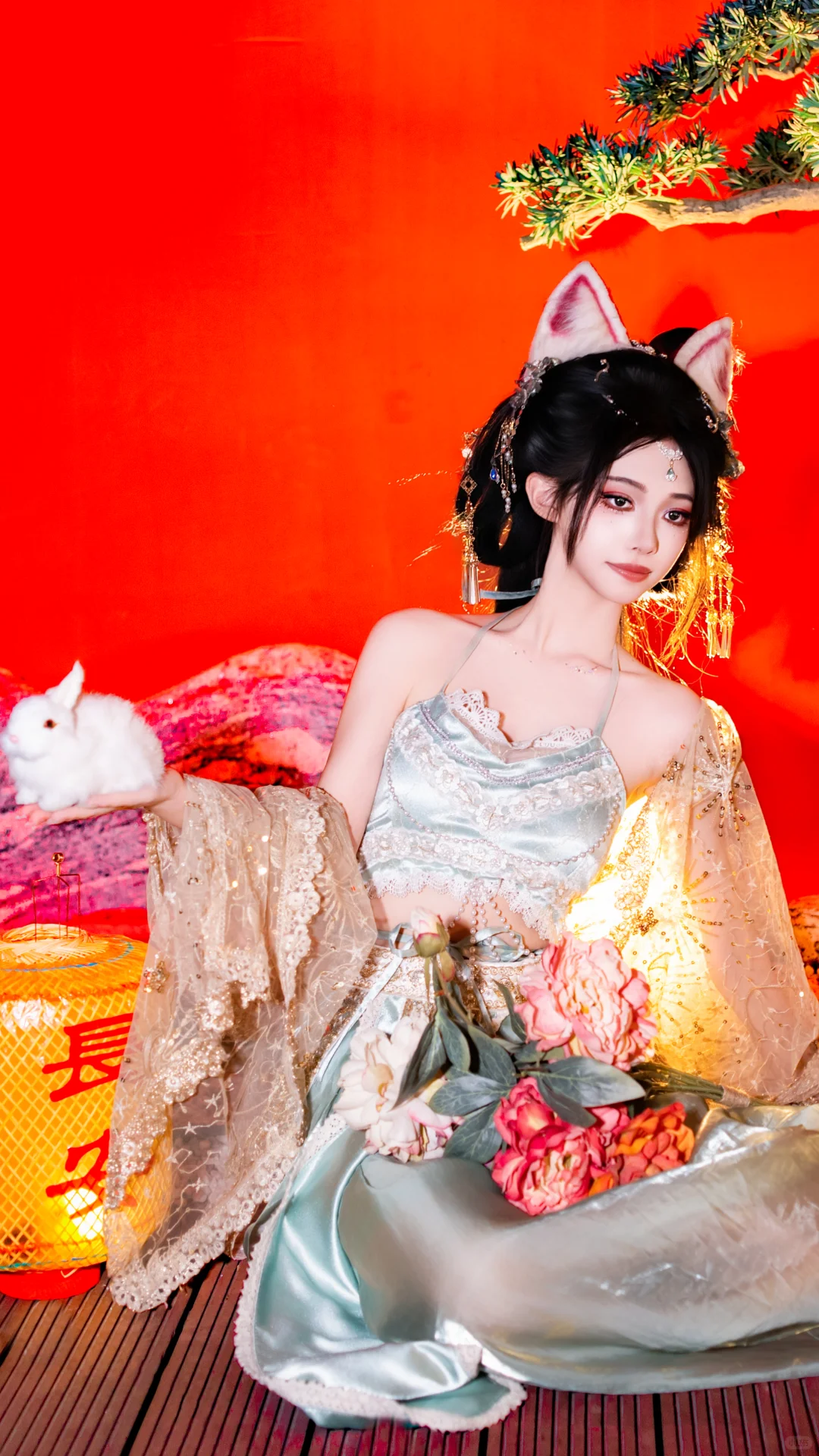 步履款款似弱柳扶风，眼眸流转如秋水含星