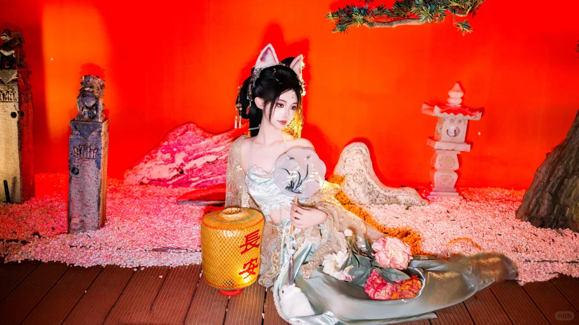 步履款款似弱柳扶风，眼眸流转如秋水含星