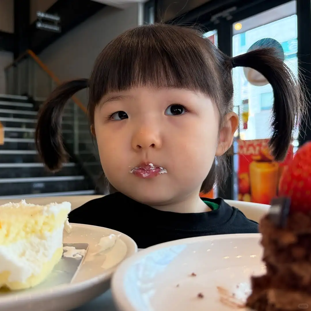 原文：젠이 오늘 어린이집 안갔지롱~ 케이크 먹방🍰~