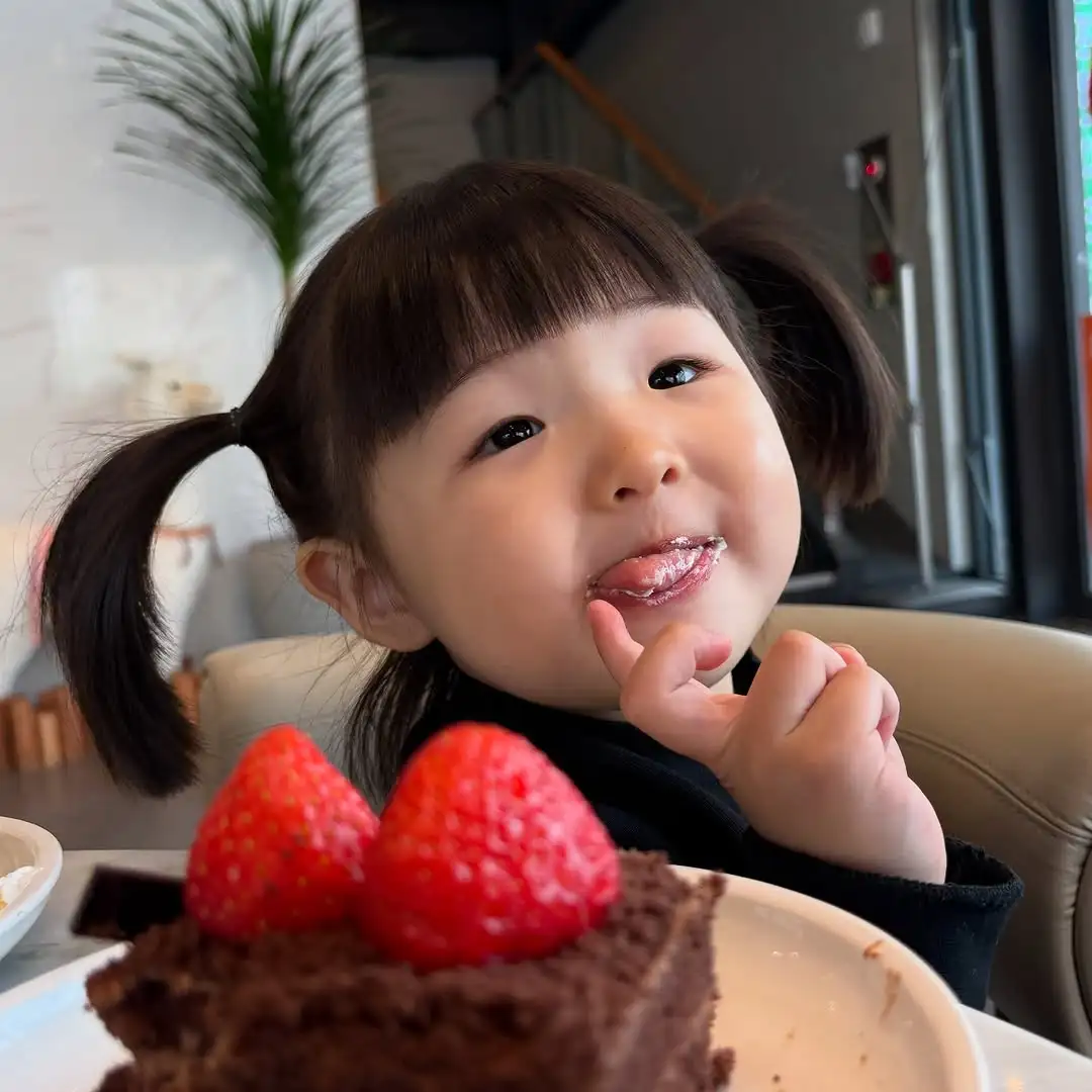 原文：젠이 오늘 어린이집 안갔지롱~ 케이크 먹방🍰~
