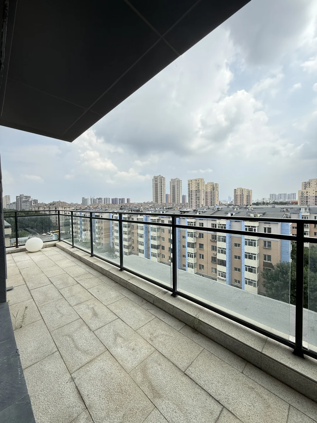 电梯洋房🏡顶楼出租，220㎡ 三室两卫 带阳台