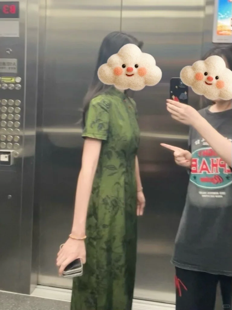 都是穿旗袍，果然普通人和明星有壁...?