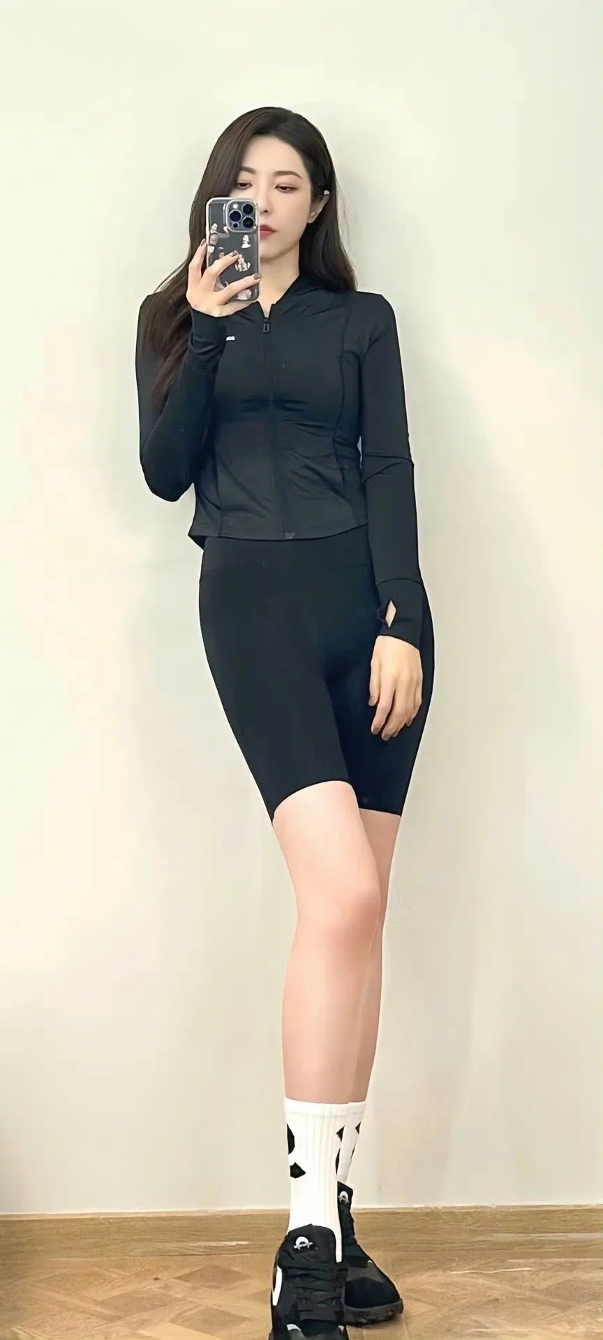 曾黎穿紧身运动小短裤，饱满紧致，丰腴身材绝