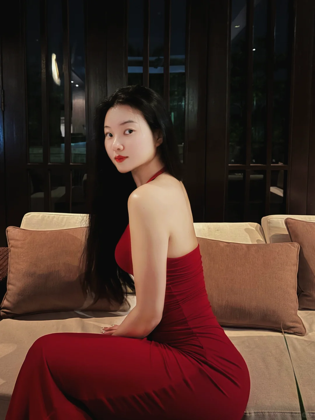 度假看到穿露背红裙的美女。