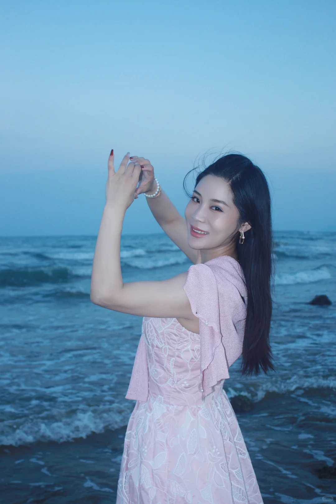 姐姐墨镜下有一双如丝媚眼