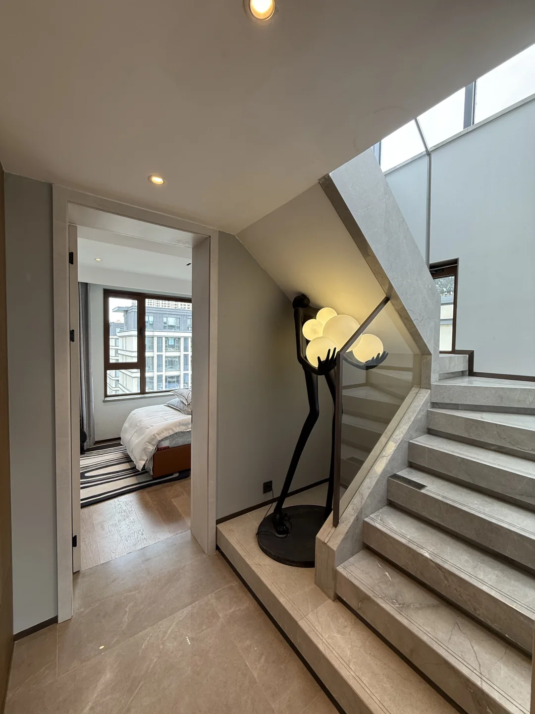 电梯洋房🏡顶楼出租，220㎡ 三室两卫 带阳台