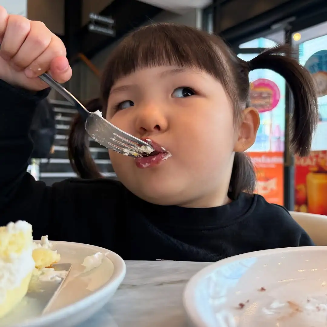 原文：젠이 오늘 어린이집 안갔지롱~ 케이크 먹방🍰~