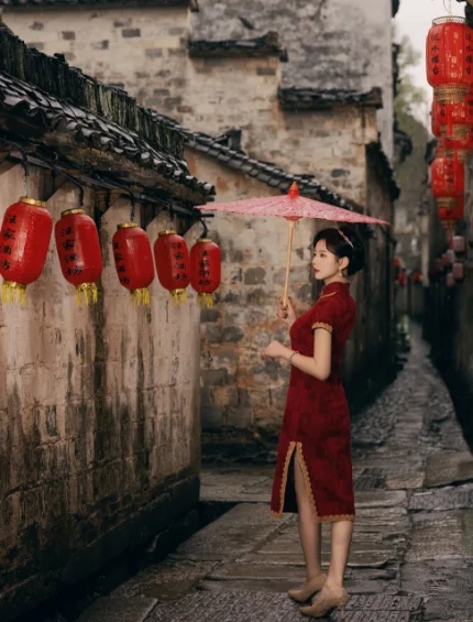 红墙配红旗袍，美到犯规！