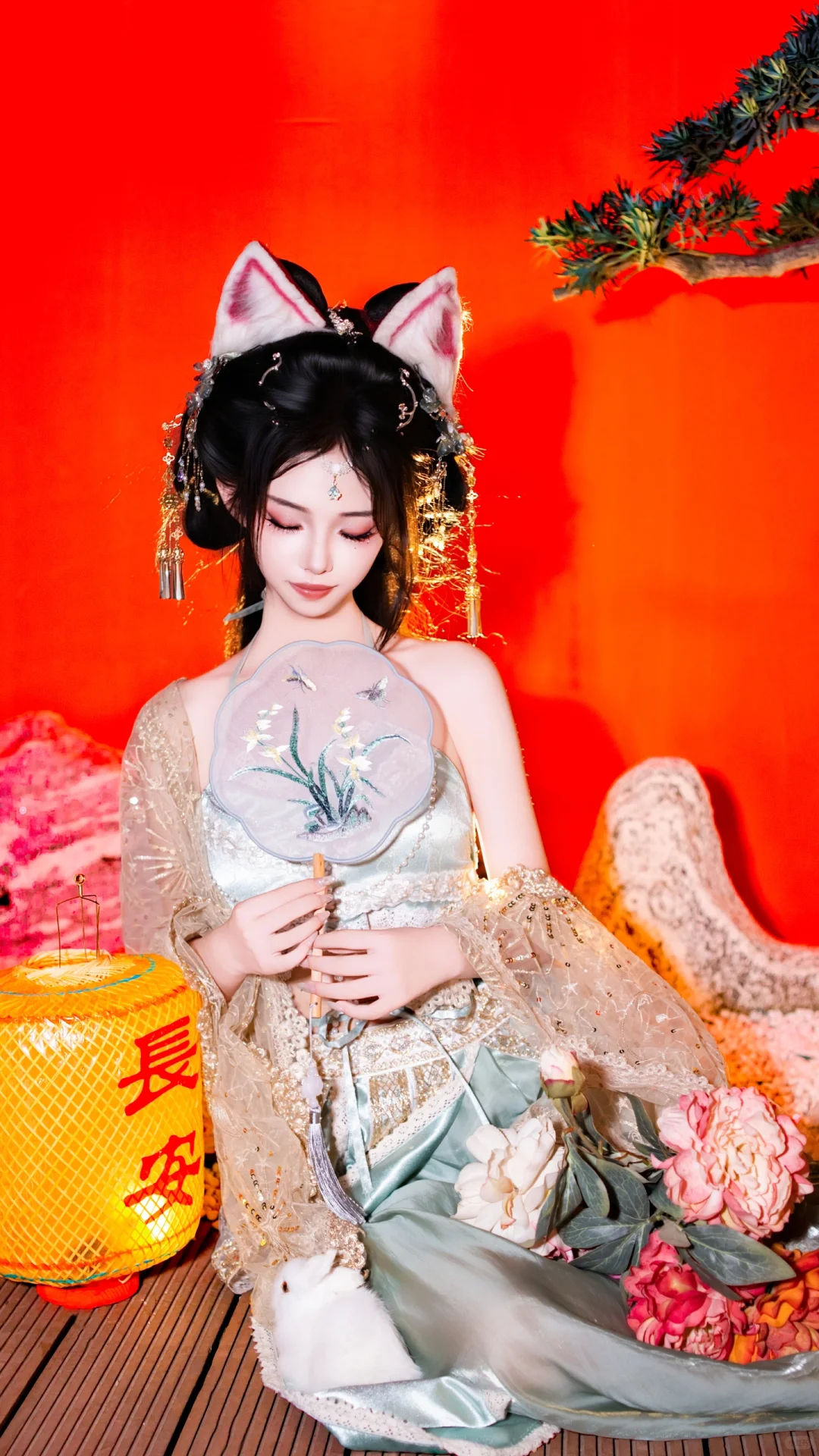 步履款款似弱柳扶风，眼眸流转如秋水含星