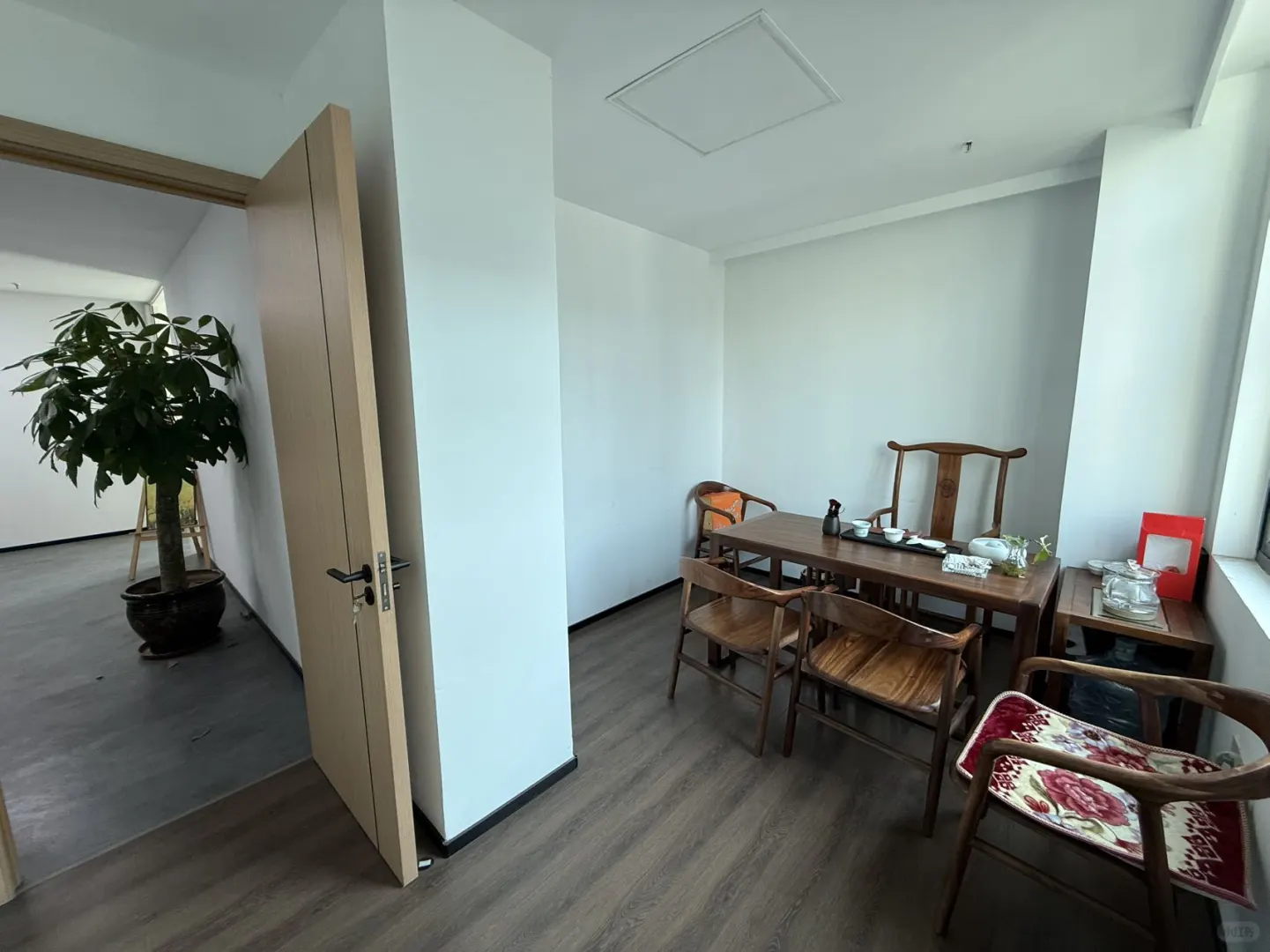 ✨打工人狂喜！市中心200㎡精装办公室藏不住啦
