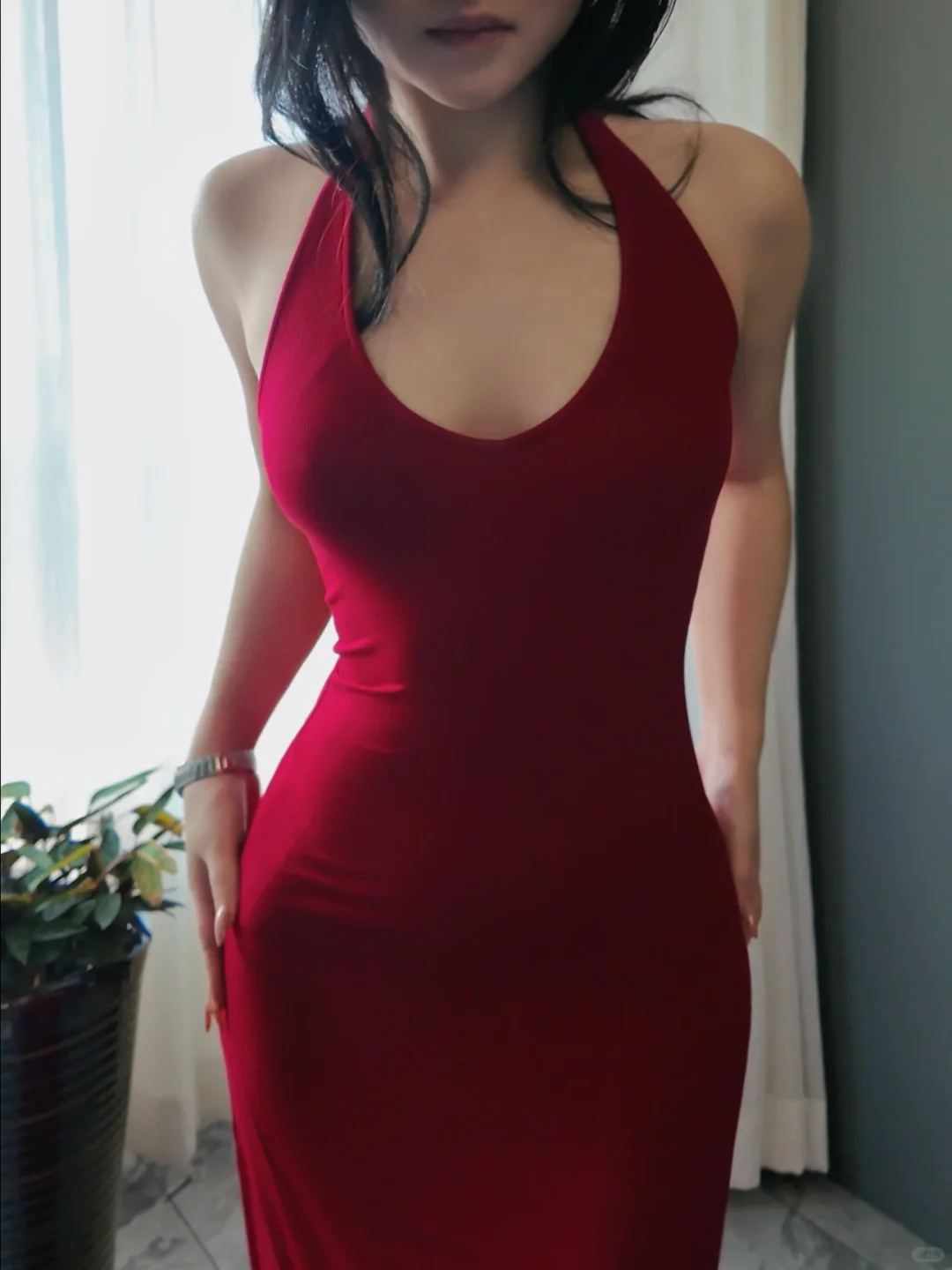 度假看到穿露背红裙的美女。