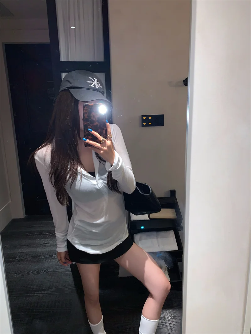 纯欲辣妹穿搭 | 透感白衬衫 + 黑裙的小心机