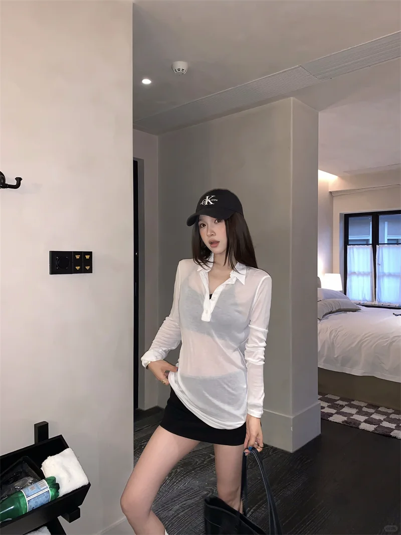 纯欲辣妹穿搭 | 透感白衬衫 + 黑裙的小心机