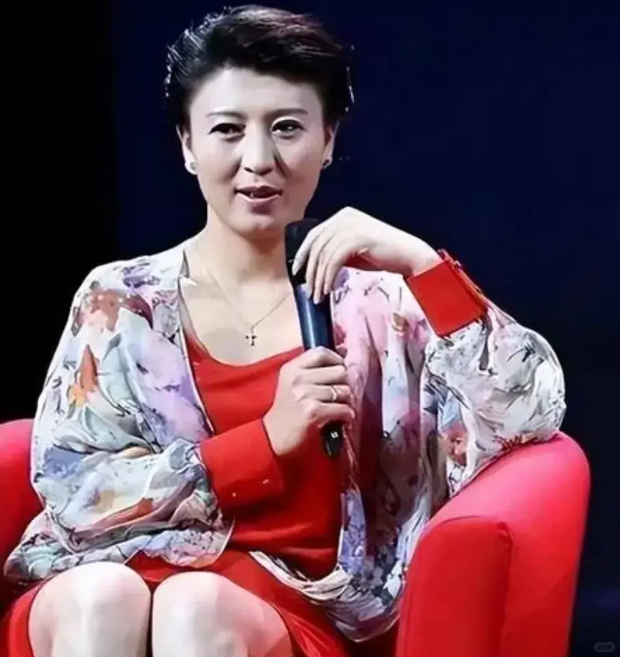 闫学晶年近60了身材丰腴有型