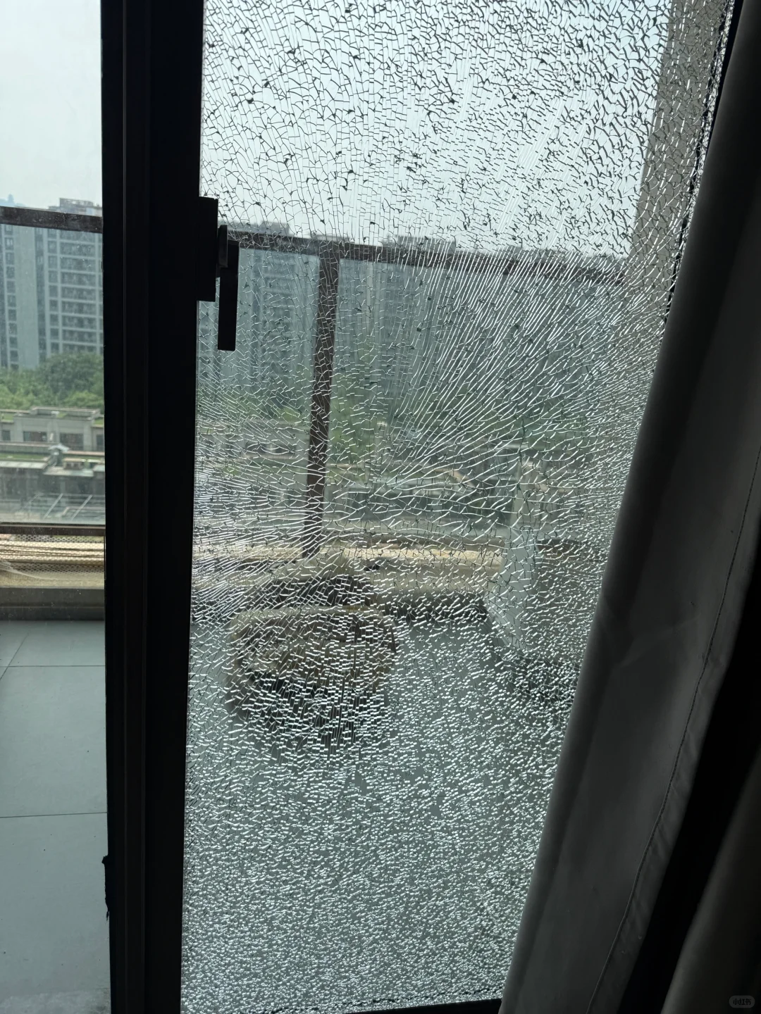 回到家玻璃成这样了 公寓要求赔偿两千